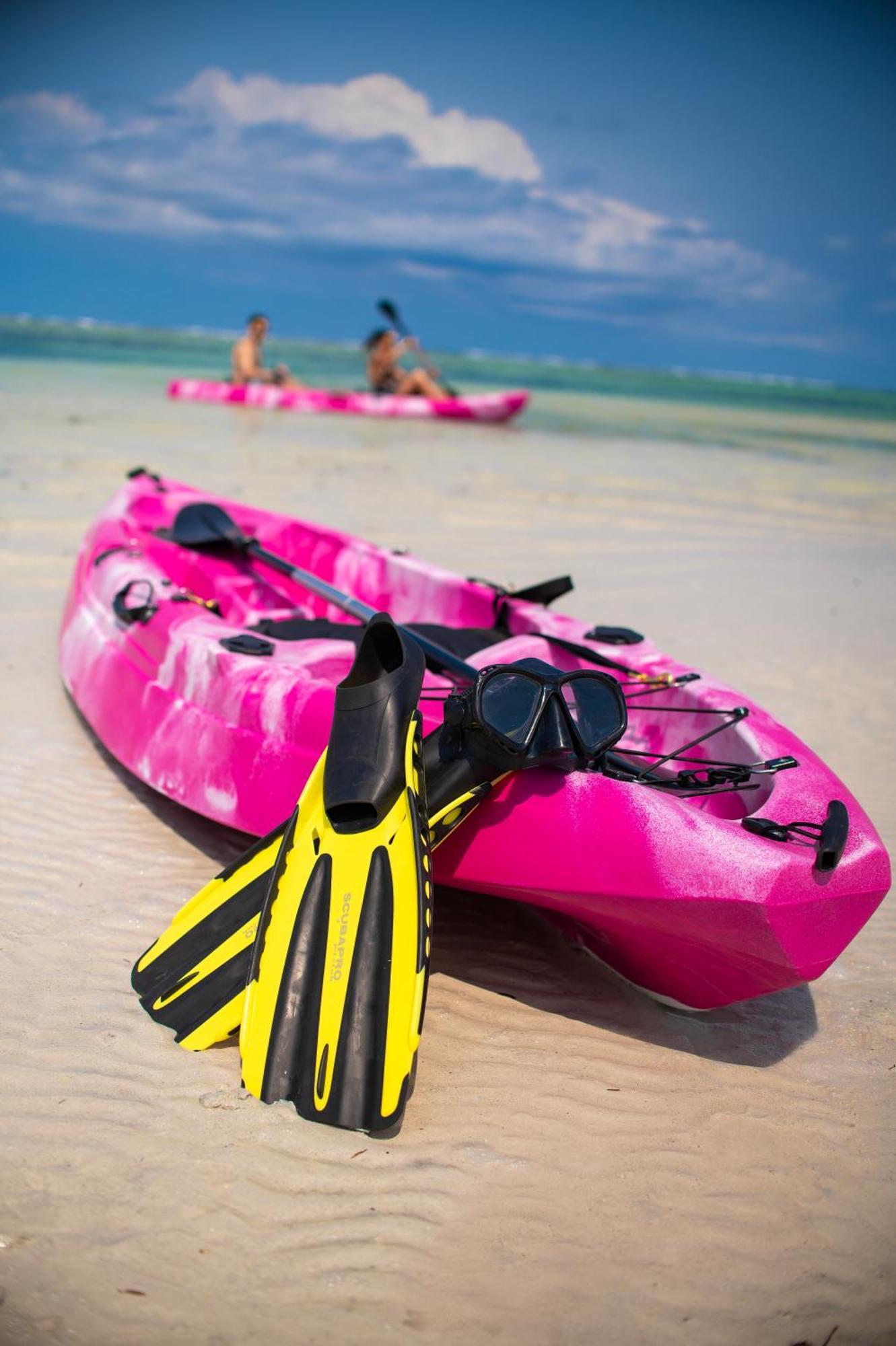 Diamonds Leisure Beach & Golf Resort Playa de Diani Exterior foto A sit-on-top kayak with a pair of flippers