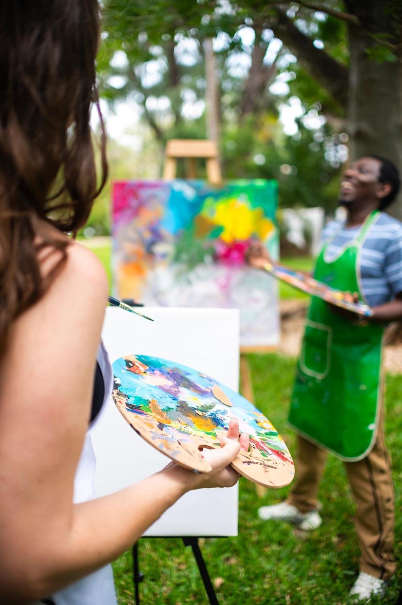 Diamonds Leisure Beach & Golf Resort Playa de Diani Exterior foto A painter working on a canvas