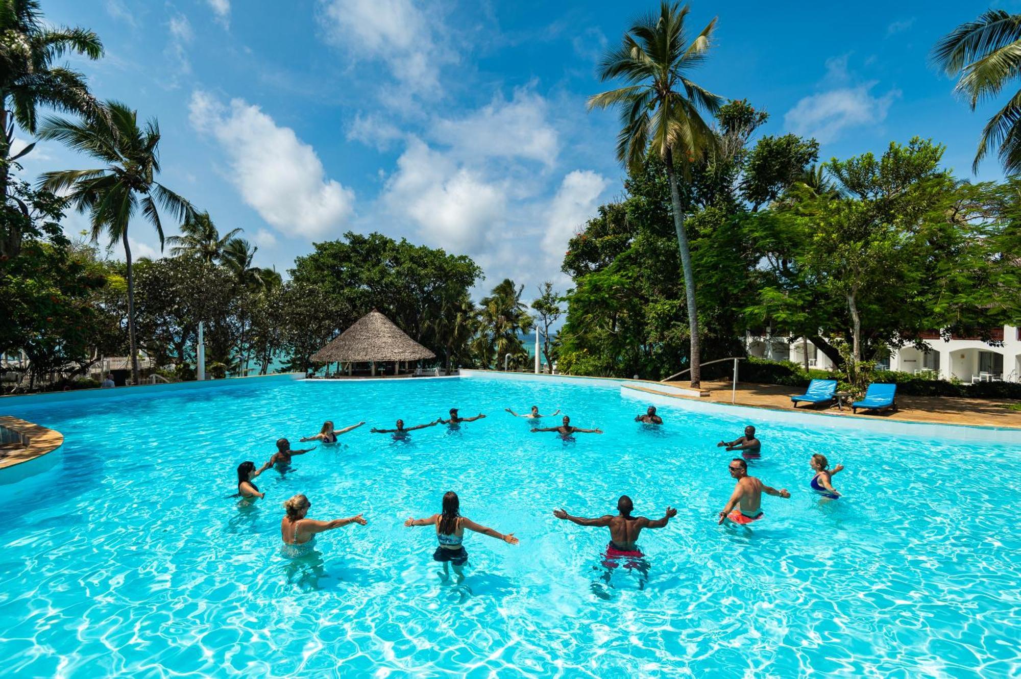 Diamonds Leisure Beach & Golf Resort Playa de Diani Exterior foto The pool at the Nyali Beach Resort