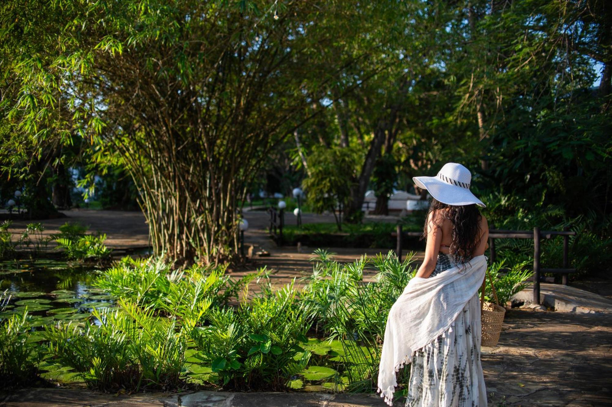 Diamonds Leisure Beach & Golf Resort Playa de Diani Exterior foto A woman in the park