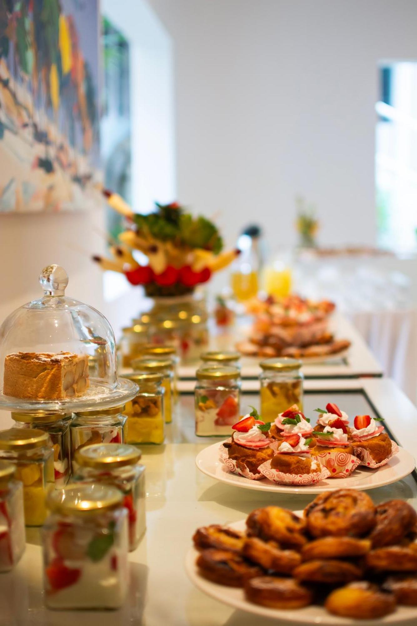 Diamonds Leisure Beach & Golf Resort Playa de Diani Exterior foto A buffet at a hotel
